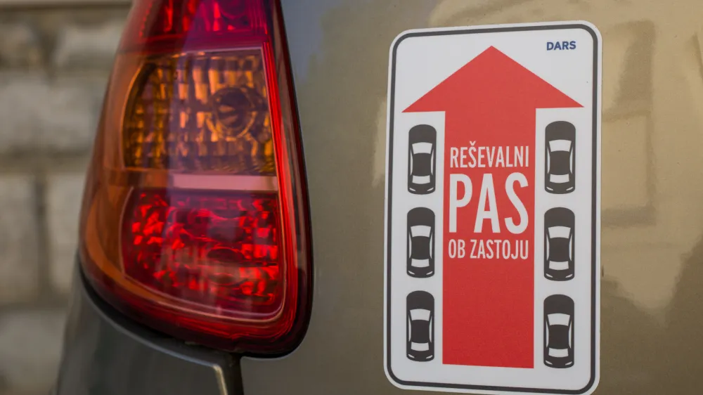 - DARS - re&scaron;evalni pas ob tastoju - prometni zastoj -  - 01.09.2016 - Prvi &scaron;olski dan v novem &scaron;olskem letu 2016/17 - okoli 175.000 osnovno&scaron;olcev, od tega prvič &scaron;olski prag prestopilo 22.293 prvo&scaron;olcev, kar je največja generacija prvo&scaron;olčkov v zadnjih 19 letih - prvo&scaron;olci - osnovno&scaron;olci - &scaron;olstvo - re&scaron;evalni pas ob zastoju - varnost - promet -  ..//FOTO: Maja Marko