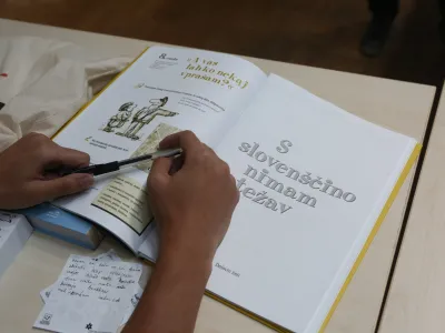 ﻿- simbolična fotografija - slovenski jezik - slovenščina<br><br><br>- 03.07.2019 – Filozofska fakulteta v Ljubljani - 38. Poletna šola slovenskega jezika 2019 - delovni zvezek - simbolična fotografija - slovenščina //FOTO: Luka Cjuha.