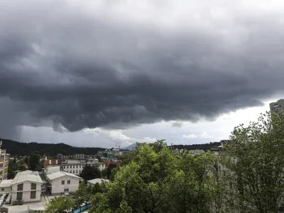 - 08.06.2023 - nevihtni oblaki nad Ljubljano, nevihta, dež, oranžni alarm. močnej&scaron;i naliv, neurje<br><br> <br>//FOTO: Luka Cjuha