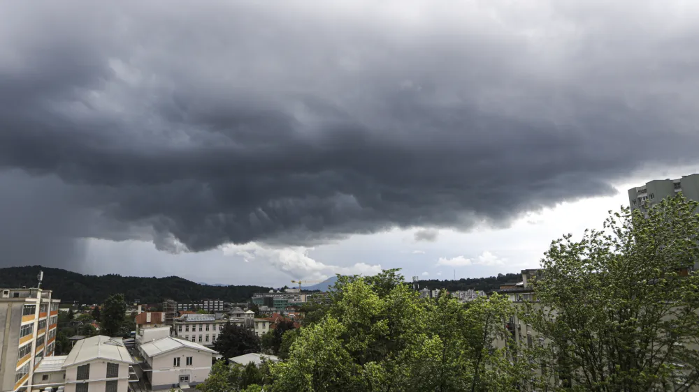 - 08.06.2023 - nevihtni oblaki nad Ljubljano, nevihta, dež, oranžni alarm. močnej&scaron;i naliv, neurje<br><br> <br>//FOTO: Luka Cjuha
