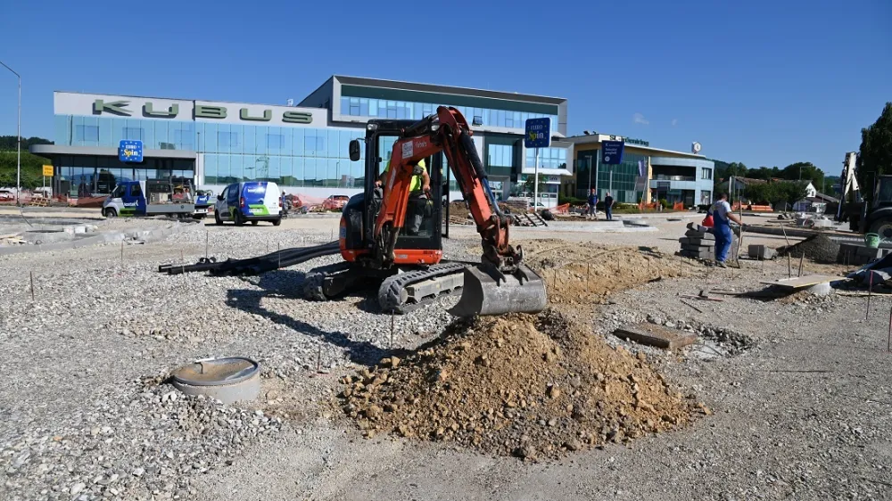 V Krškem sredi julija zaključujejo z obnovo odseka Ceste krških žrtev med krožiščem pri Lesnini in hotelom Kunst. Takoj nato se začne obnova odseka od krožišča pri Lidlu do nakupovalnega središča.