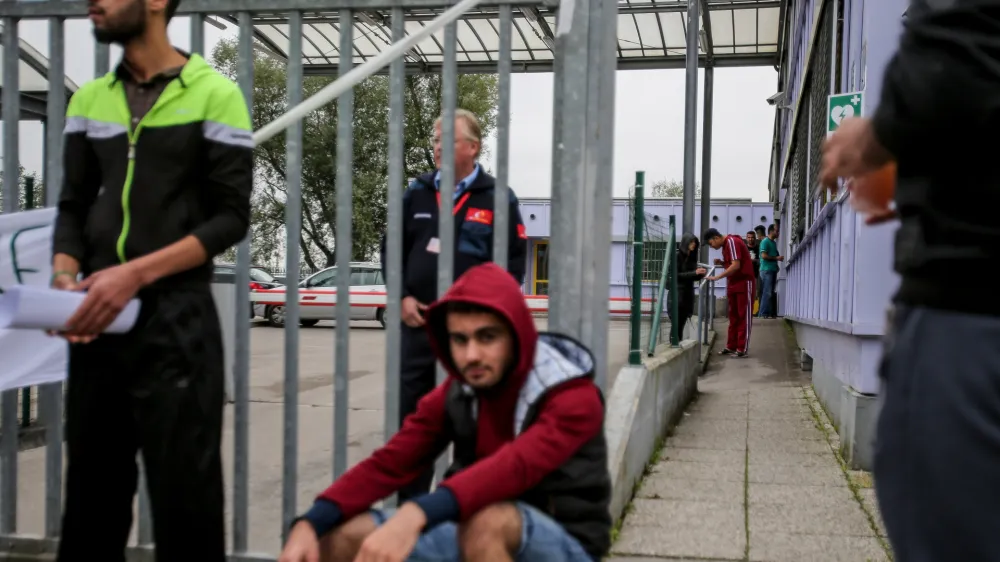 V azilnem domu (na fotografiji) je ponovno nastala gneča, zato je varuh človekovih pravic Peter Svetina državo pozval k iskanju novih nastanitvenih možnosti.&nbsp;