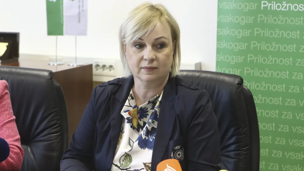 Greta Metka Barbo &Scaron;kerbinc, vr&scaron;ilka dolžnosti generalne direktorice ZRSZ05.07.2023 - Zavod RS za zaposlovanje (ZRSZ) - predstavili podatke o brezposelnosti za mesec junij o pomanjkanju delavcev v nekaterih dejavnostih ter predstavili ukrepe zavoda za ublažitev nastalih razmer; Cesta IX/6 v Rožni dolini //FOTO: Luka Cjuha