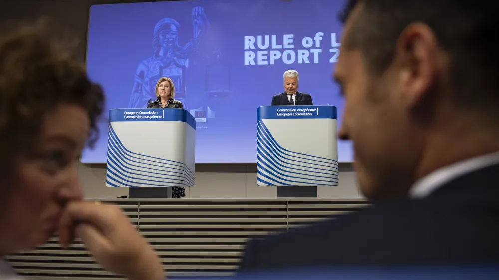 Po letih hitrega nazadovanja vladavine prava v Evropski uniji se je stanje po ocenah evropske komisije – letošnje poročilo sta predstavila komisarja Jourova in Reynders – relativno stabiliziralo.