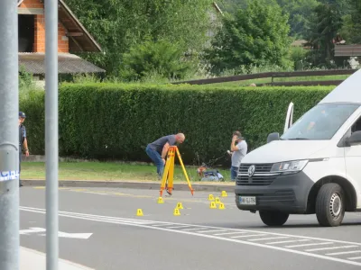 Policisti so danes opravljali preiskave na kraju streljanja, na storilčevem domu in na policijskem vozilu, na katerem je bilo vidnih več kot deset sledov streljanja.