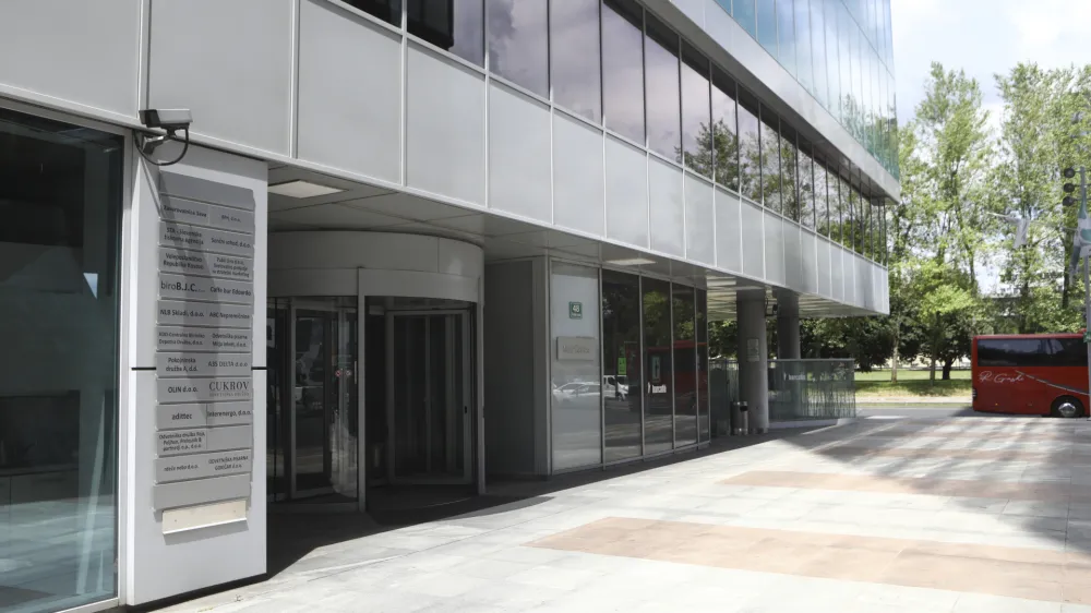 V skrajnem primeru bi lahko ATVP družbi KDD odvzela licenco za opravljanje storitev centralne depotne družbe. Če bi se to zgodilo, bi lahko, kot je sli&scaron;ati, tovrstne storitve za slovenski kapitalski trg izvajala hrva&scaron;ka centralna depotna družba.