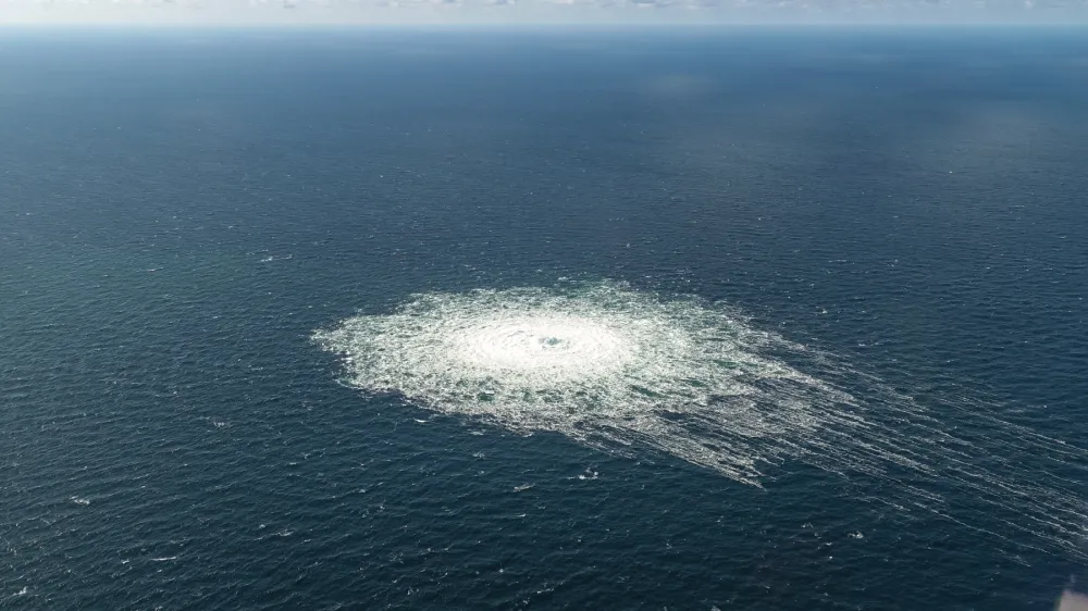 FILED - 27 September 2022, Denmark, Bornholm: This photo provided by the Danish Defense Command shows the Nord Stream 2 gas leak near Bornholm from the air. Investigators say they have found traces of explosives on a suspicious sailing yacht during investigations into explosions at the Nord Stream 1 and 2 gas pipelines. Photo: -/Danish Defence Command/dpa - ACHTUNG: Nur zur redaktionellen Verwendung im Zusammenhang mit der aktuellen Berichterstattung und nur mit vollst&auml;ndiger Nennung des vorstehenden Credits