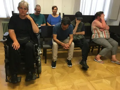 Obtoženi očitke iz obtožbe zanikajo. Na sliki v prvi vrsti od leve proti desni so Erika Novak, Branko Pavlović, Sandi Mikulin in Tanja Čop.