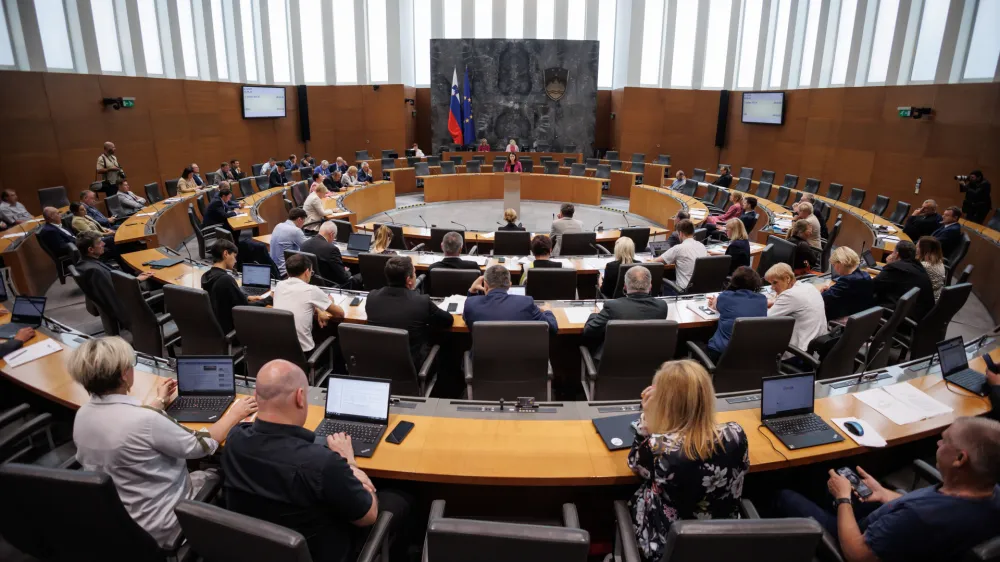 Ljubljana, DZ.<br>Izredna seja DZ, na kateri so obravnavali predlog o spremembi zakona o nujnih ukrepih za povecanje prihodkov upokojencev in omejitev dviga oskrbnin na podrocju socialnega varstva.