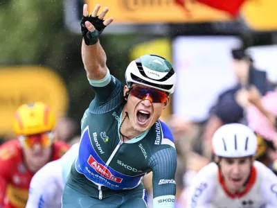 Jasper Philipsen je z gesto pokazal, da je slavil že v četrtem letošnjem sprintu. 