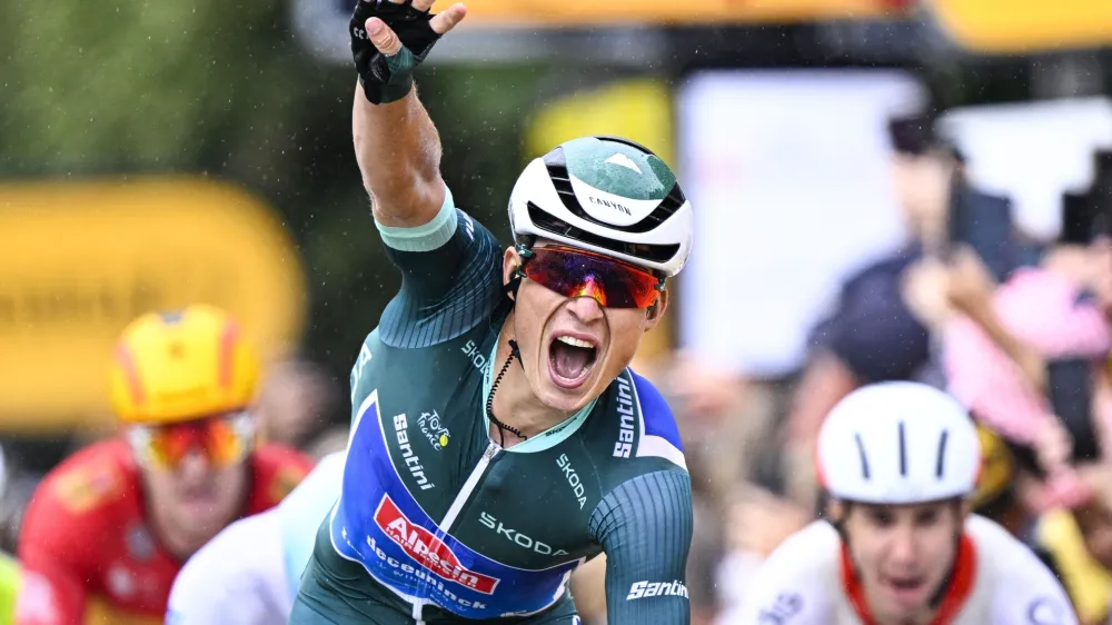 Jasper Philipsen je z gesto pokazal, da je slavil že v četrtem letošnjem sprintu. 