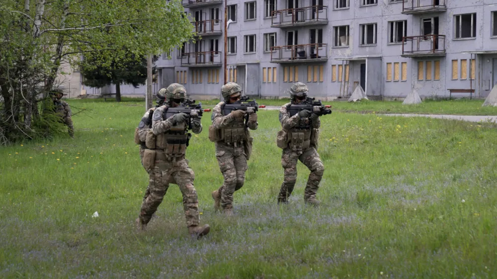 Slovenski vojaki v nekdanjem oporišču sovjetske vojske na Slovaškem, ki danes služi kot Natovo oporišče blizu meje z Ukrajino. 