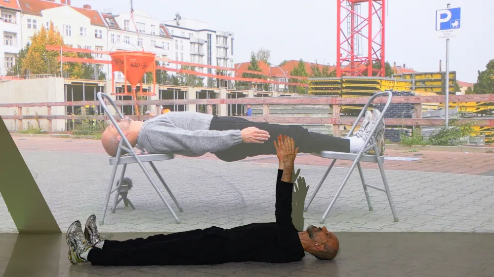 Darko Dragičević na razstavi Izčrpanost in vzhičenost ali Zmorem, ne zmorem: &scaron;tudij &scaron;tirih figur, ki je na ogled v Beogradu. Foto: Arhiv Dnevnika