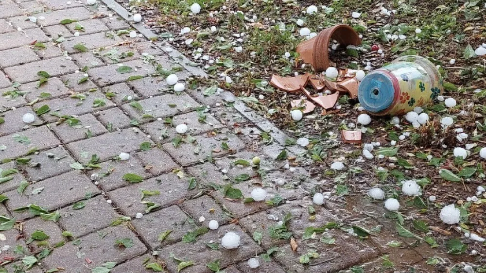 Toča v velikosti teni&scaron;ke žogice je razdejanje povzročila tudi v Kr&scaron;kem.