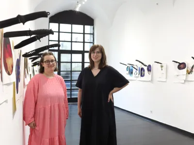 kuratorki Lara Plavčak in Urška Aplinc iz Zavoda za sodobno umetnost SCCA – Ljubljana. - 13.07.2023 – ŠKUC - razstava Bolano (sick) s kuratorkama Urško Aplinc in Laro Plavčak //FOTO: Bojan Velikonja