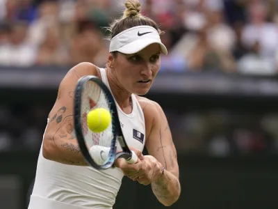 Ljubiteljica tatujev Marketa Vondroušova je najboljša igralka sezone na travi. 