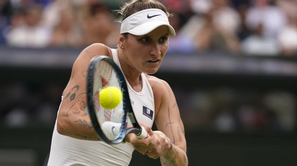 Ljubiteljica tatujev Marketa Vondroušova je najboljša igralka sezone na travi. 