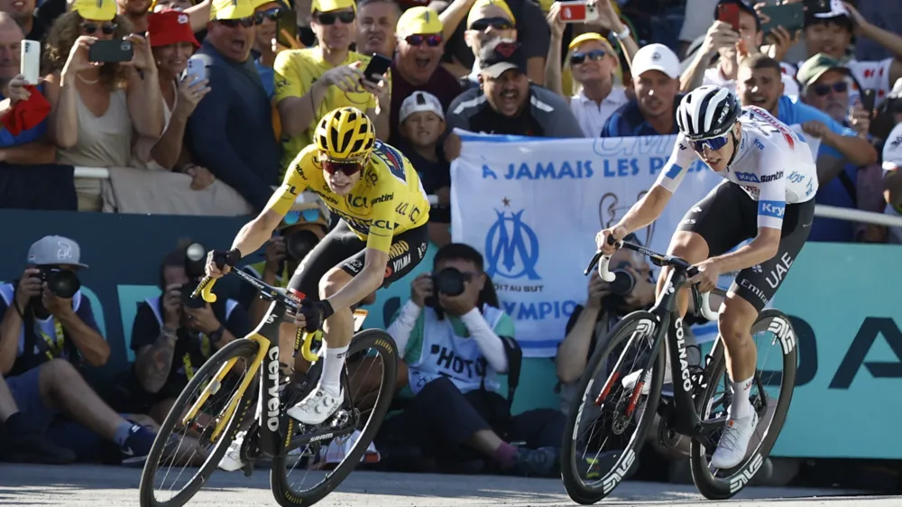 Cycling - Tour de France - Stage 15 - Les Gets Les Portes Du Soleil to Saint-Gervais Mont-Blanc - France - July 16, 2023 UAE Team Emirates' Tadej Pogacar and Team Jumbo&ndash;Visma's Jonas Vingegaard in action before crossing the finish line during stage 15 REUTERS/Stephane Mahe