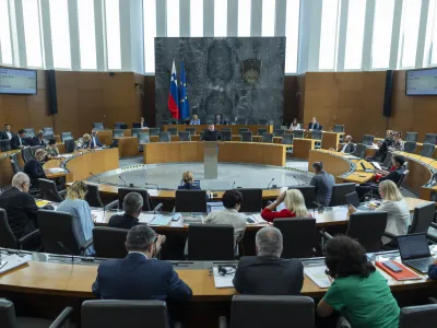 Ljubljana, DZ.<br>Nadaljevanje izredne seje DZ, na kateri so med drugim obravnavali predlog zakona o dolgotrajni oskrbi, predlog novele zakona o socialnem varstvu ter predlog zakona o nujnih ukrepih za zagotavljanje nemotene preskrbe z zdravili.