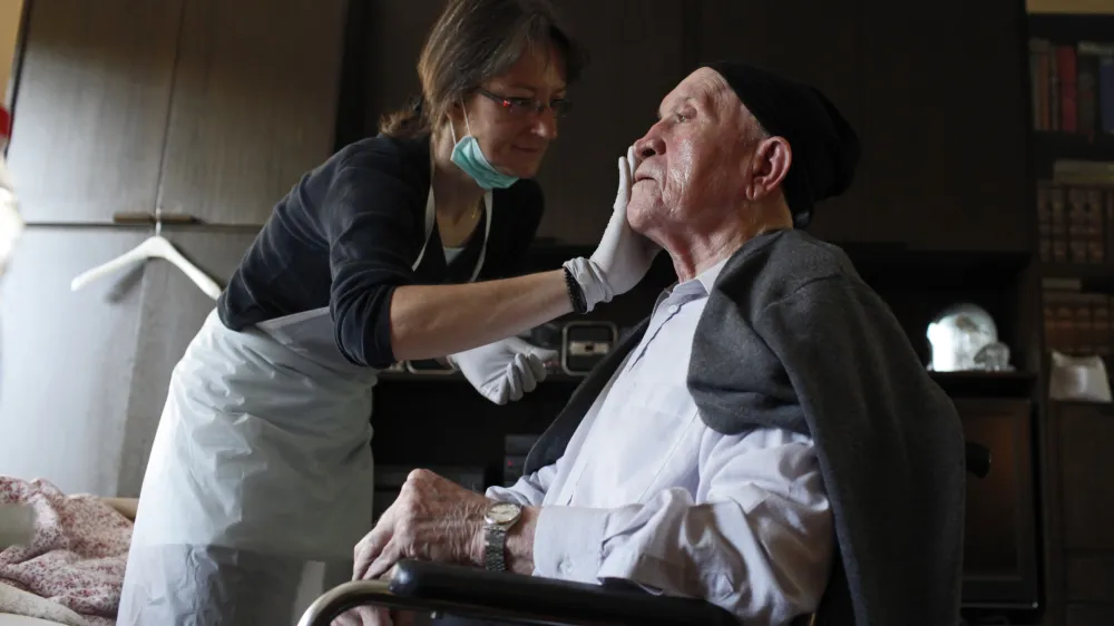 socialna oskrbovalka Ožbolt Zvezdana - socialna oskrba na domu - pomoč starejšim in bolnim - nega - starostniki //FOTO: Luka Cjuha