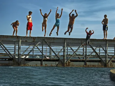 Nikoli ne skačimo v kalno ali preplitvo vodo, pred skokom vedno preverimo njeno globino. Foto: Bojan Velikonja 