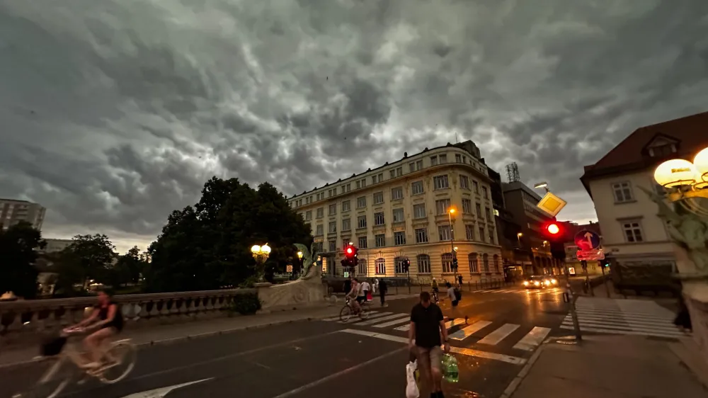 nevihta, ljublana, oblaki