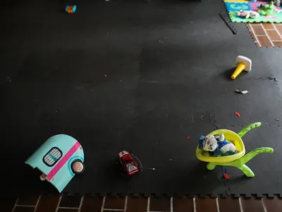 simbolična fotografija, otroške igrače, otroštvo, otroci, zloraba otrok.- 14.12.2022 – Ankaran - Nastanitveni center za ukrajinske begunce Debeli rtič - Begunski otroci iz Ukrajine v Sloveniji – begunci - //FOTO: Bojan VelikonjaOPOMBA: REPORTAŽA ZA NEDELJSKI 2022