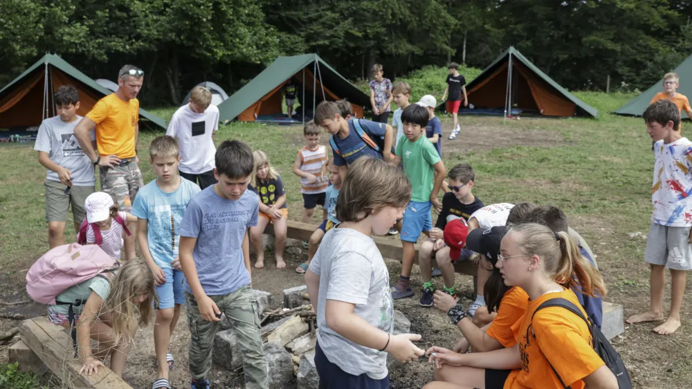 Otroci se pod vodstvom Larisa Žurge naučijo pomembnih veščin.