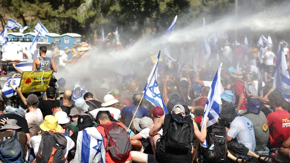 24 July 2023, Israel, Jerusalem: Israeli police use water cannon to disperse demonstrators blocking the road leading to the Knesset, as Israel's parliament was expected to take a final vote on a key element of the government's controversial plans to restructure the judiciary. Photo: Ilia yefimovich/dpa