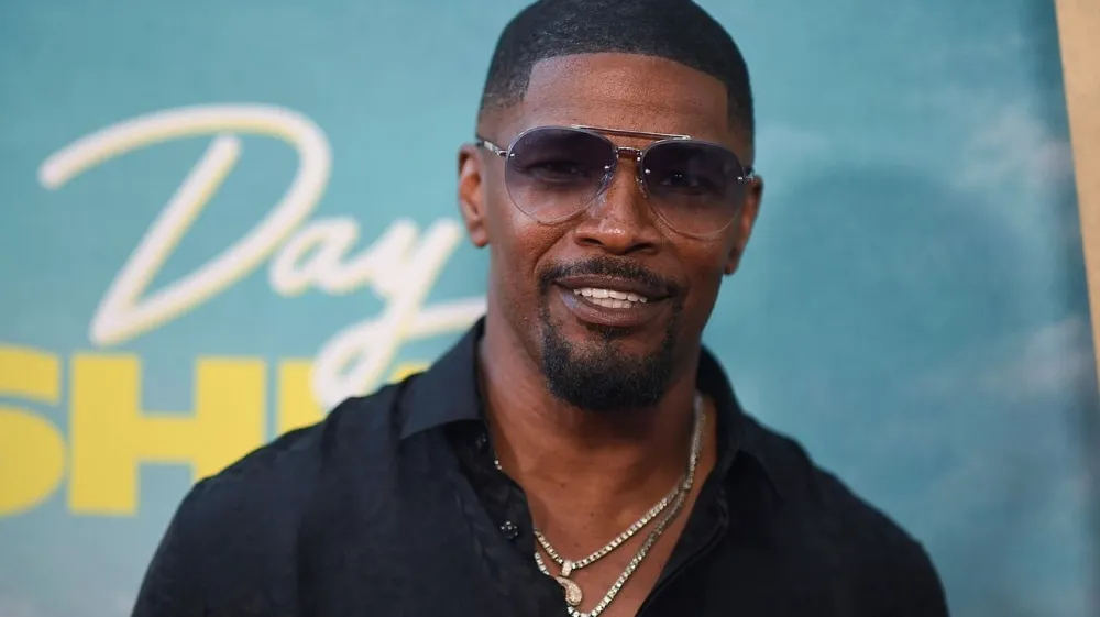 Jamie Foxx je že od 12. aprila v bolni&scaron;nični oskrbi, zdaj naj bi se njegovo zdravlje končno izbolj&scaron;alo. F youtube