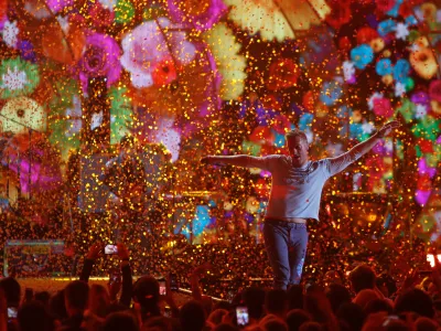 ﻿Coldplay lead singer Chris Martin performs during the iHeartRadio Music Festival at T-Mobile Arena in Las Vegas, Nevada U.S. September 22, 2017. REUTERS/Steve Marcus - RC168AB91950