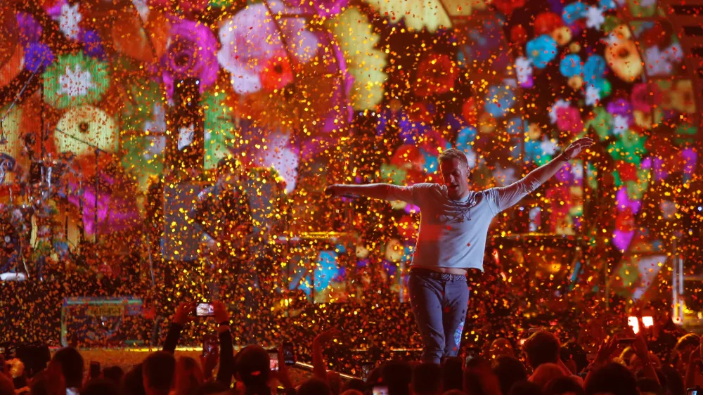 ﻿Coldplay lead singer Chris Martin performs during the iHeartRadio Music Festival at T-Mobile Arena in Las Vegas, Nevada U.S. September 22, 2017. REUTERS/Steve Marcus - RC168AB91950