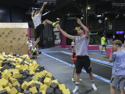 - 21.07.2023 - Trampolin park WOOP! Ljubljana, - projekt Otroci za otroke – otroške poletne počitnice in počitniško varstvo, Leskoškova cesta 3 v Ljubljani //FOTO: Jaka Gasar