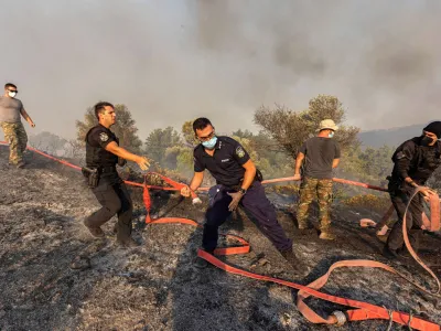 Na terenu na Rodosu (na fotografiji požar v bližini vasice Asklipejon) je bilo deset gasilskih letal, osem gasilskih helikopterjev, 266 gasilcev, 49 gasilskih tovornjakov in več sto prostovoljcev, ki pomagajo pri boju s plameni. 