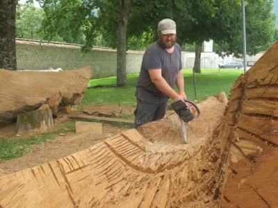 Slovenski kipar Tomaž Furlan je eden od dveh udeležencev leto&scaron;njega simpozija Forma viva v Kostanjevici na Krki. Drugi umetnik je hrva&scaron;ki kipar Alem Korkut.&nbsp;