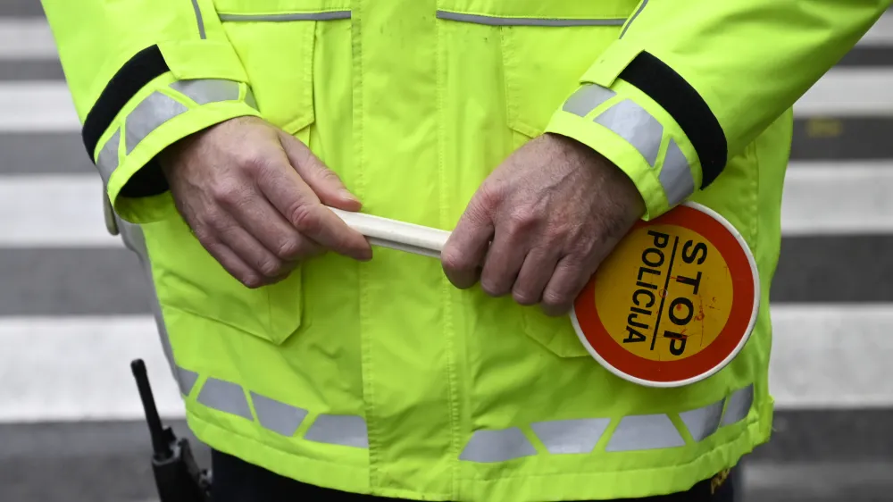 - preizkus alkoholiziranosti - alkotest, alkohol v prometu, policija, policijski lopar stop <br><br> <br><br>- 06.12.2022 - policisti Postaje prometne policije Ljubljana vršili postopke preizkusov alkoholiziranosti voznikov v prometu na Kotnikovi ulici pred poslopjem Agencije za varnost prometa -<br><br> <br><br>//FOTO: Nik Erik Neubauer