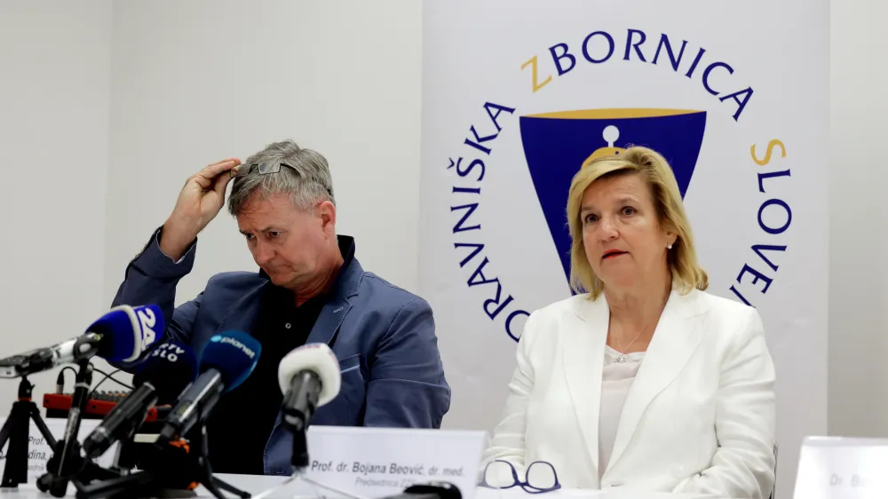 Ljubljana, Zdravniska zbornica Slovenije.<br>Novinarska konferenca o staliscu zdravnistva do predloga zakona o prostovoljnem koncanju zivljenja.<br>Predsednik Slovenskega zdravniskega drustva Radko Komadina in predsednica Zdravniske zbornice Slovenije Bojana Beovic.