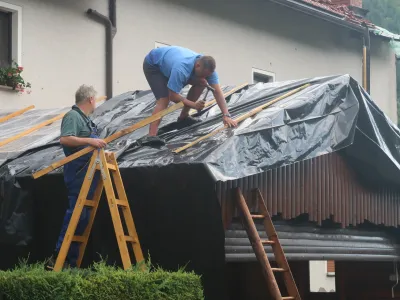 Cepovan.<br>Jutranje neurje je hudo poskodovalo stanovanjske hise in gospodarske objekte.