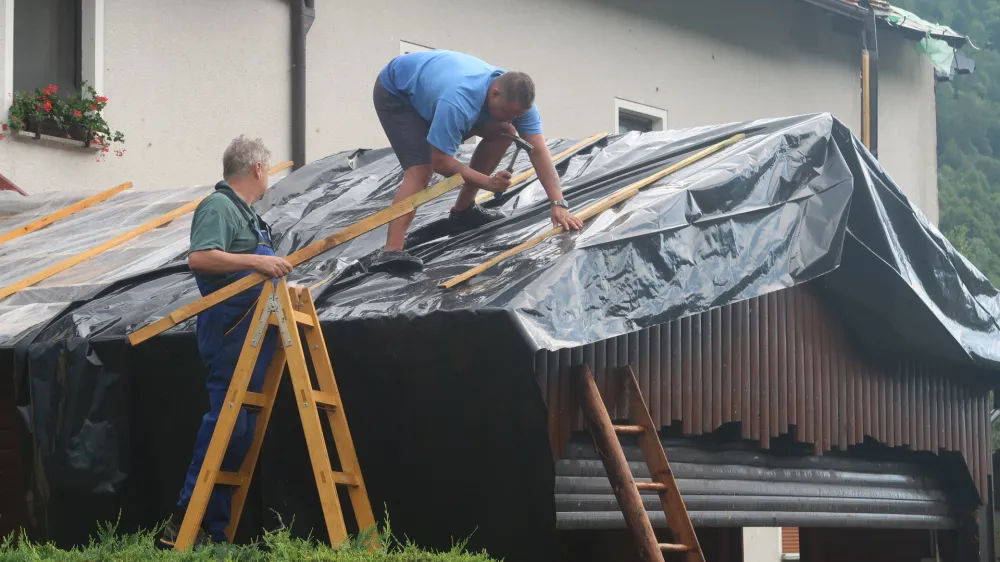 Cepovan.<br>Jutranje neurje je hudo poskodovalo stanovanjske hise in gospodarske objekte.