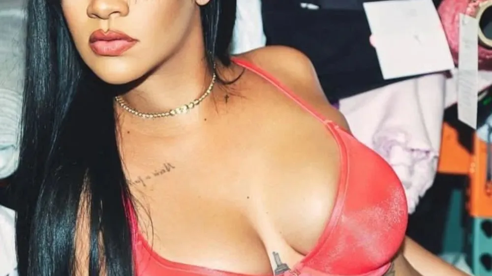 Rihanna je s svojim najnovejšim videzom za bodoče mamice znova promovirala modo za nosečnice.