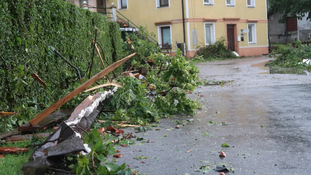 Cepovan.<br>Jutranje neurje je hudo poskodovalo stanovanjske hise in gospodarske objekte.
