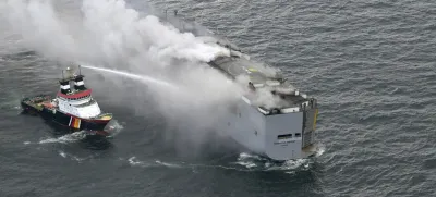 Reševalne ekipe se trudijo dvesto metrov dolgo ladjo ohraniti na gladini, saj bi njena potonitev pomenila pravo okoljsko katastrofo. 