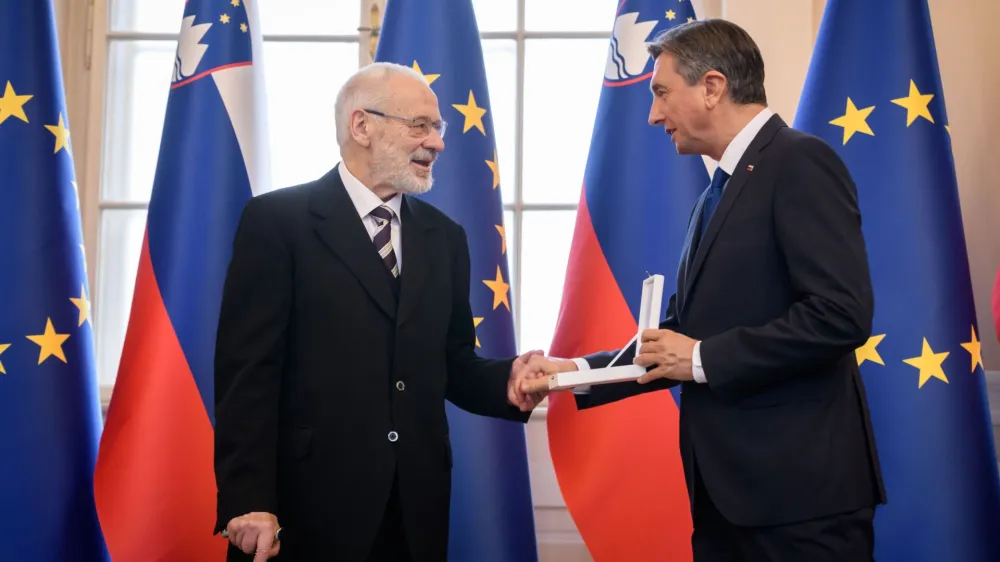 ﻿Bivši predsednik Borut Pahor je na Novi univerzi, ki jo vodi Peter Jambrek (za govorniškim odrom), prevzel katedro za slovenski nacionalni program. Na fotografiji iz leta 2017 s podpisniki ljubljanske pobude o prihodnosti Evrope s predlogom nove evropske ustave.