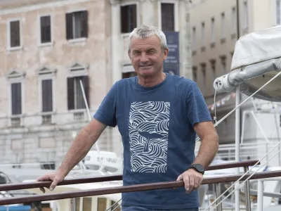 Rok Dominik: Tako kot na avtocesti ne more rasti trava, ker se po njej neprestano vozijo, tako tudi v morju ne more ostati nič živega, če se po dnu neprestano vlečejo mreže. F Jaka Jeraša