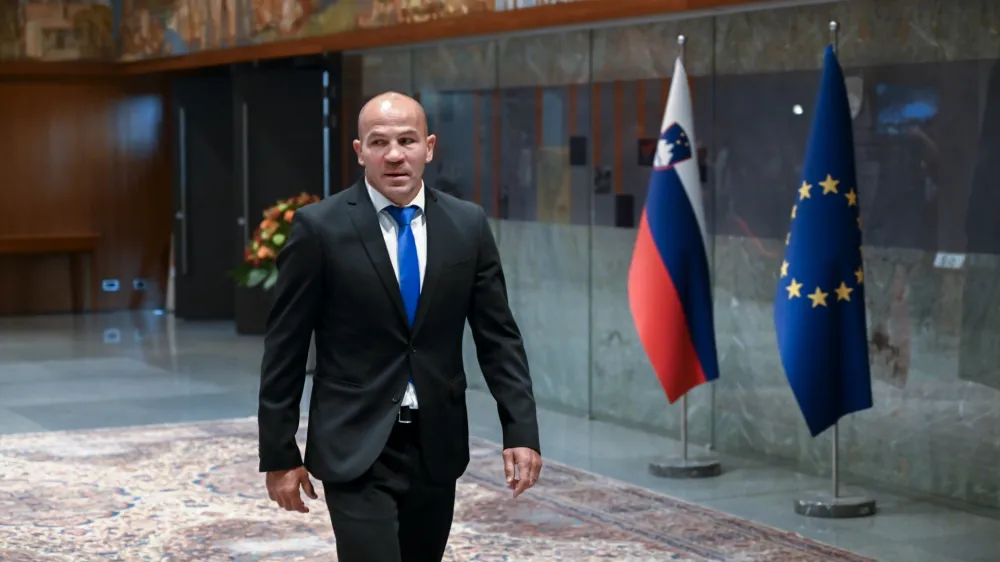 Dejan Zavec- 13.05.2022 – Državni zbor (DZ) – 1. ustanovna seja DZ - novoizvoljeni poslanci in poslanke prve seje 9. parlamentarnega sklica - //FOTO: Nik Erik Neubauer