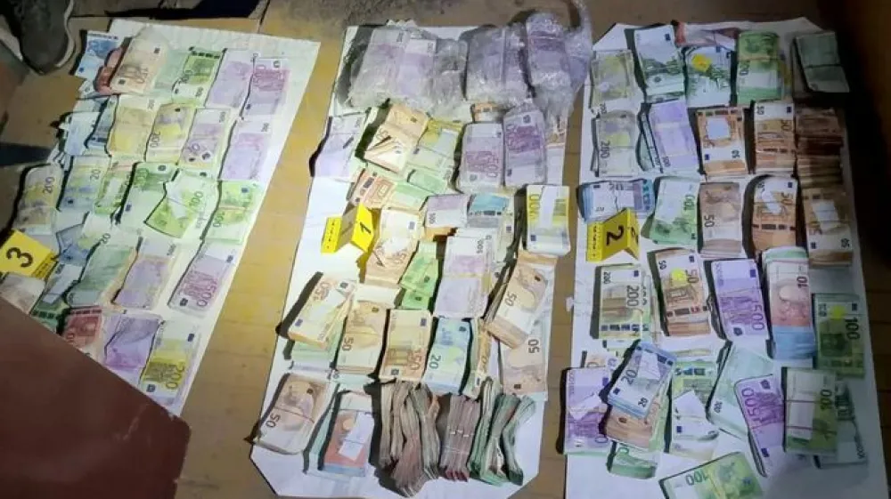 Samo na eni lokaciji je srbska policija v plastičnih sodih na&scaron;la 2,7 milijona evrov v gotovini. 