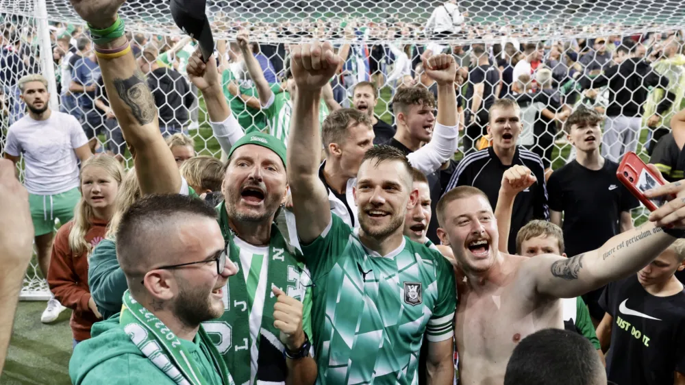 Kapetan Olimpije Timi Max El&scaron;nik (v sredini) je s tremi goli na dveh tekmah poskrbel za evropsko nogometno jesen v Ljubljani.