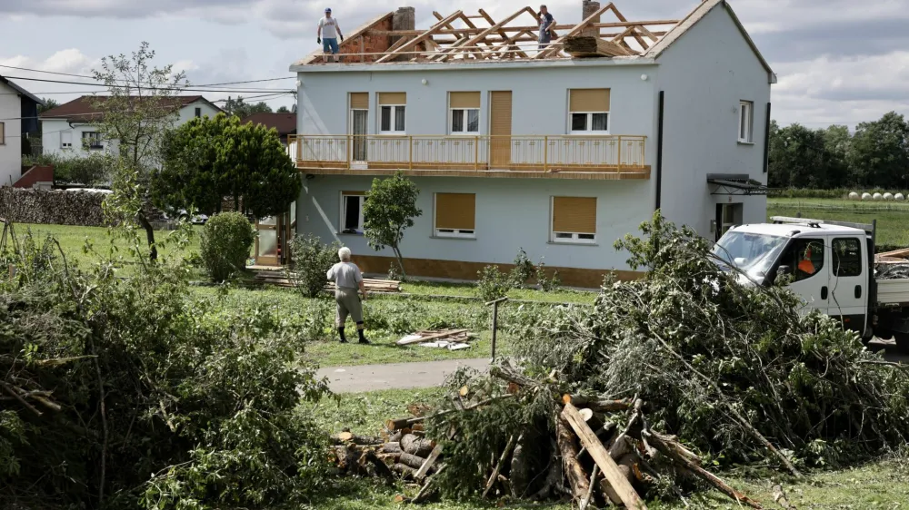 Tornado je po poročanju &scaron;taba Civilne za&scaron;čite Ilirska Bistrica v zgolj nekaj minutah huje po&scaron;kodoval ostre&scaron;ja petih stanovanjskih hi&scaron;, &scaron;kodo pa so utrpeli tudi bližnje fasade in stre&scaron;niki.