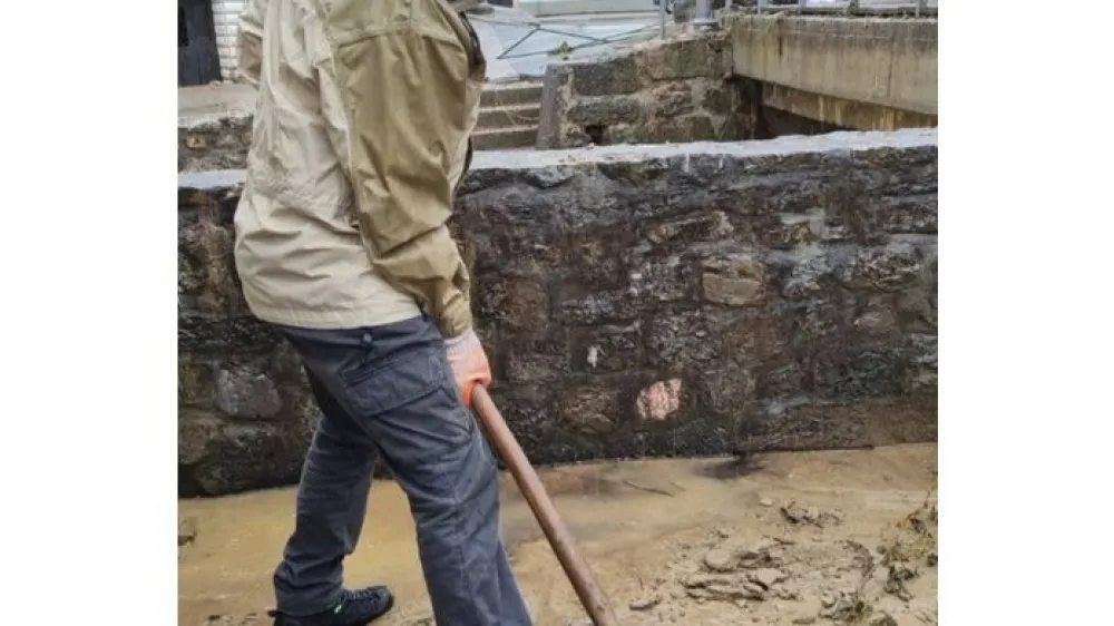 janez janša in neblatni čevlji