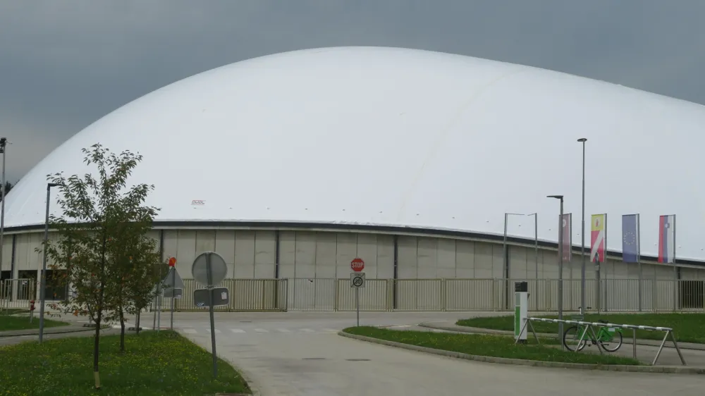 Velodrom ima spet novo streho. Prve treninge naj bi kolesarji opravili v roku enega tedna, atleti pa predvidoma po koncu počitnic.